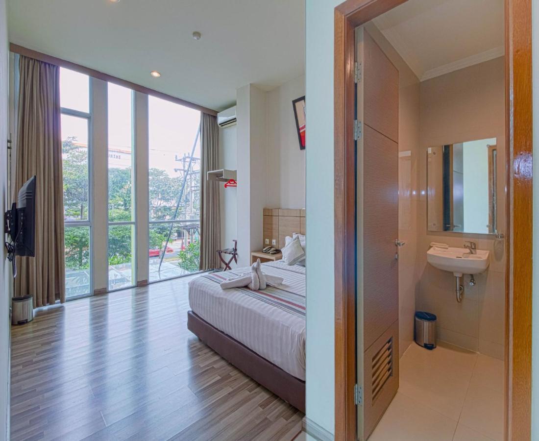 Putra Mulia Hotel Medan Buitenkant foto