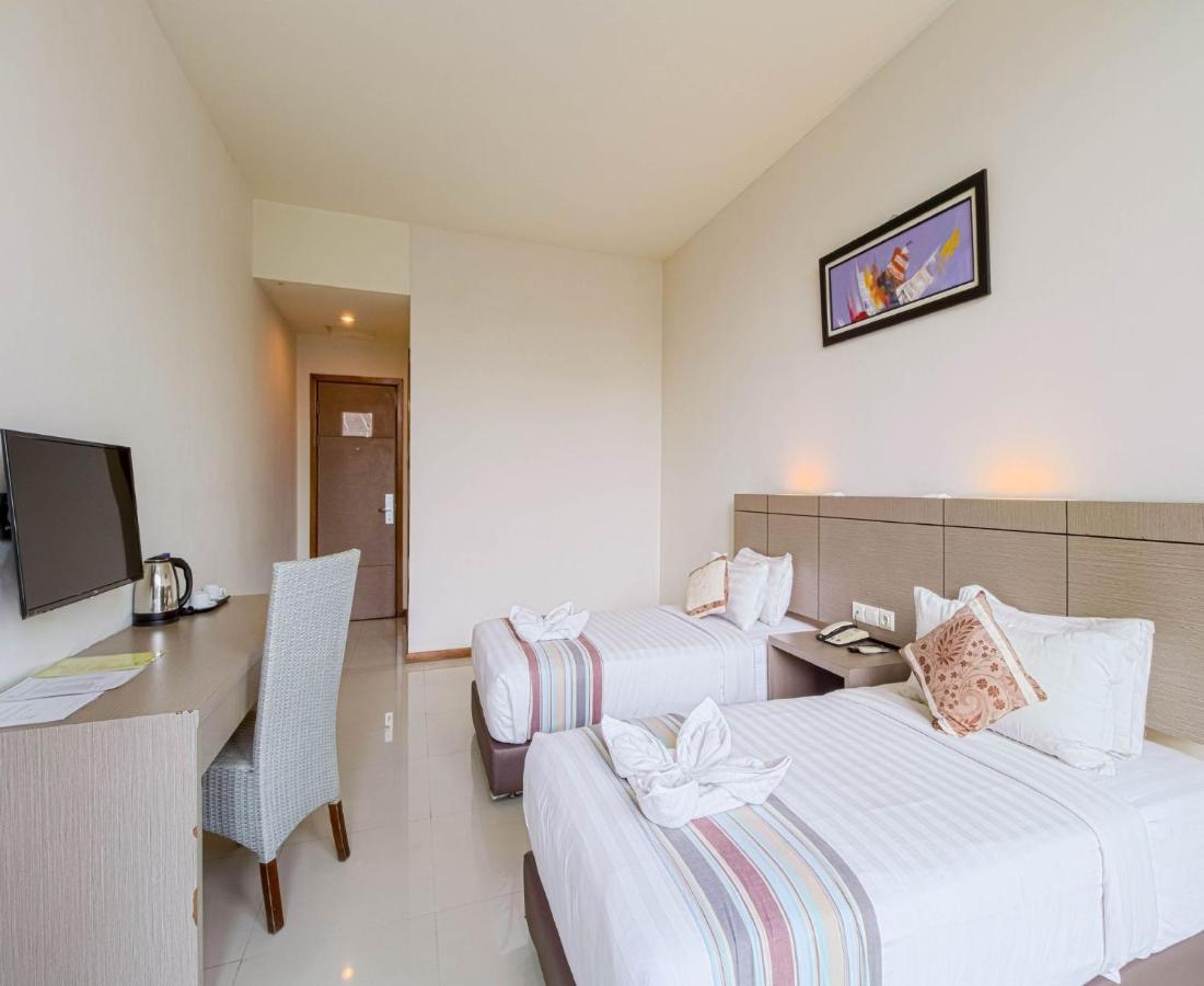 Putra Mulia Hotel Medan Buitenkant foto